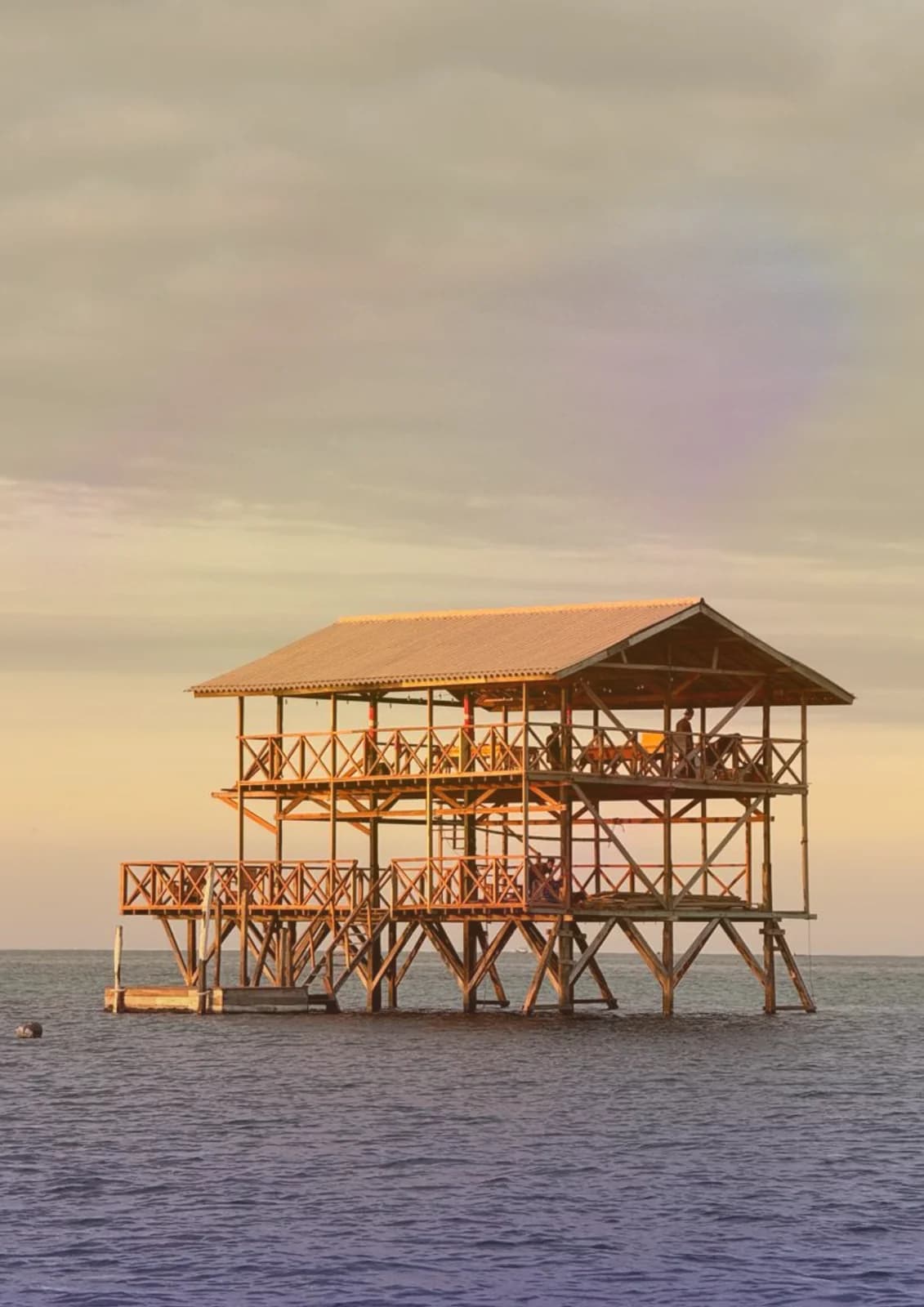 Sunset Beers del sabato all’Outpost: Goditi il tramonto nel cuore della baia