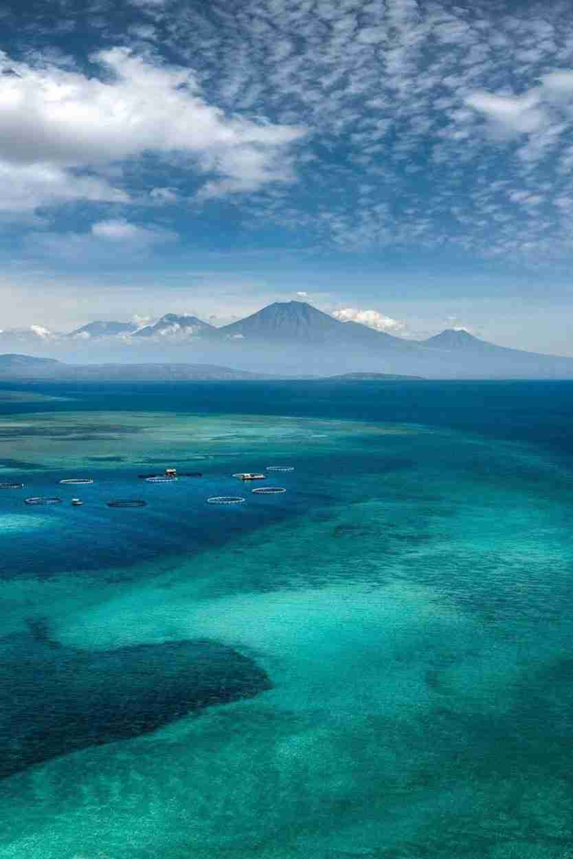 Uitzicht over de Baai van Sumberkima naar de vulkanen van Oost-Java