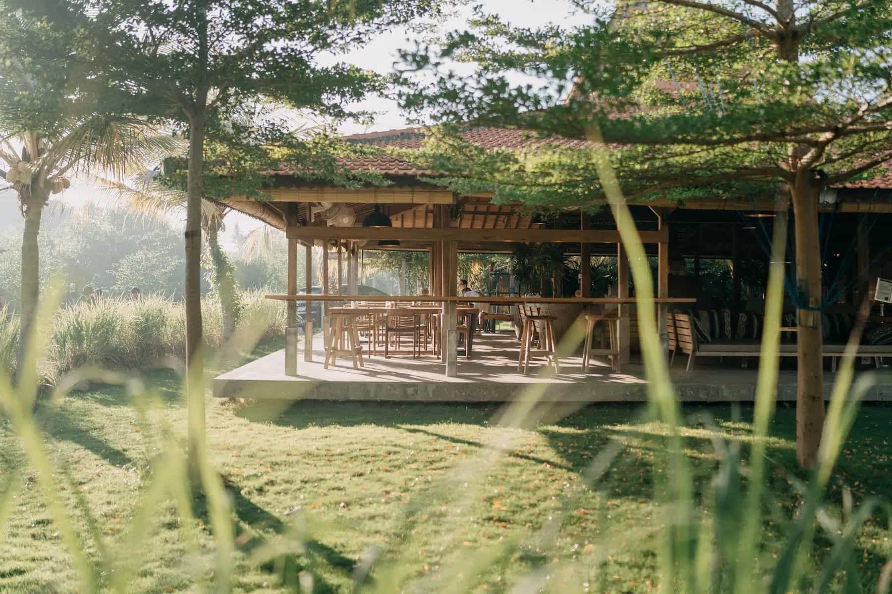 Il padiglione aperto del Mangroove Bay Restaurant nel giardino tropicale